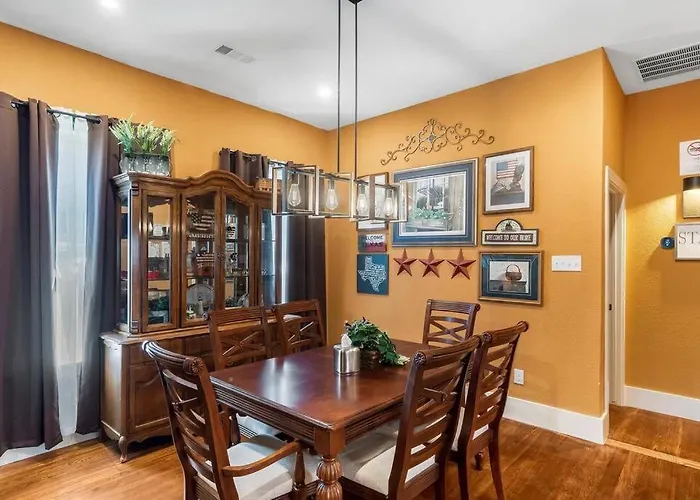 Stockyards Patriot Outpost - Sleeps 8 - Just 3/4 Miles Holiday home Fort Worth