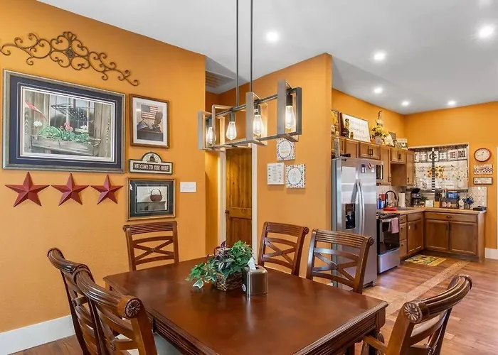 Stockyards Patriot Outpost - Sleeps 8 - Just 3/4 Miles *