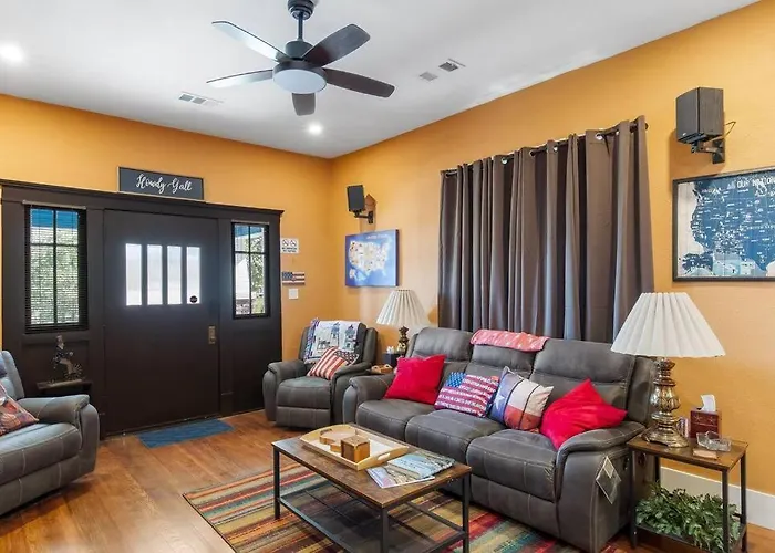 Stockyards Patriot Outpost - Sleeps 8 - Just 3/4 Miles