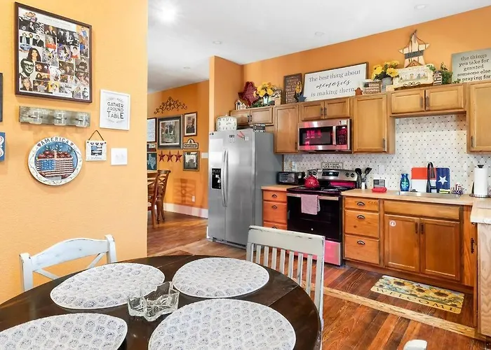 Stockyards Patriot Outpost - Sleeps 8 - Just 3/4 Miles