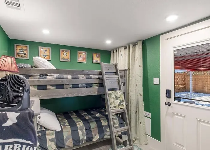 Stockyards Patriot Outpost - Sleeps 8 - Just 3/4 Miles