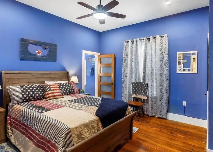 Stockyards Patriot Outpost - Sleeps 8 - Just 3/4 Miles Holiday home