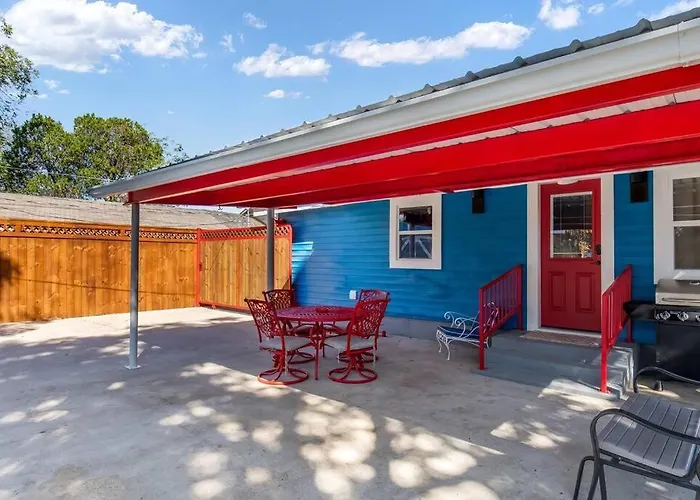 Stockyards Patriot Outpost - Sleeps 8 - Just 3/4 Miles Holiday home *