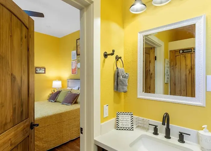 Stockyards Patriot Outpost - Sleeps 8 - Just 3/4 Miles Holiday home Fort Worth
