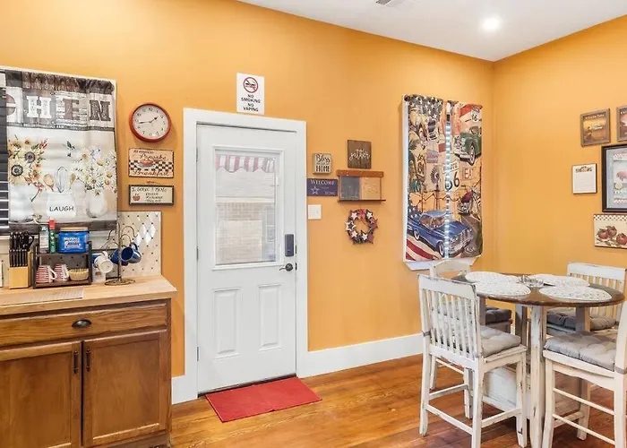 Stockyards Patriot Outpost - Sleeps 8 - Just 3/4 Miles Fort Worth