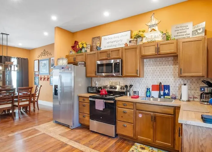 Stockyards Patriot Outpost - Sleeps 8 - Just 3/4 Miles *