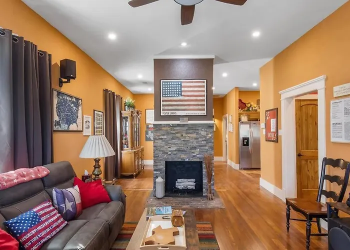 Stockyards Patriot Outpost - Sleeps 8 - Just 3/4 Miles