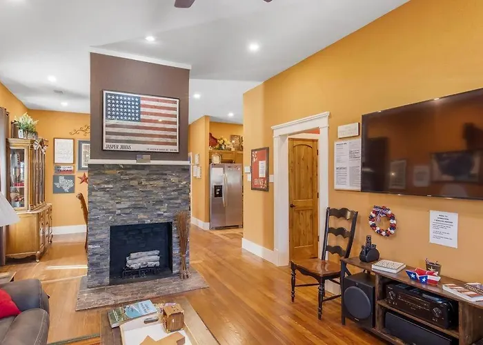 Stockyards Patriot Outpost - Sleeps 8 - Just 3/4 Miles Holiday home *