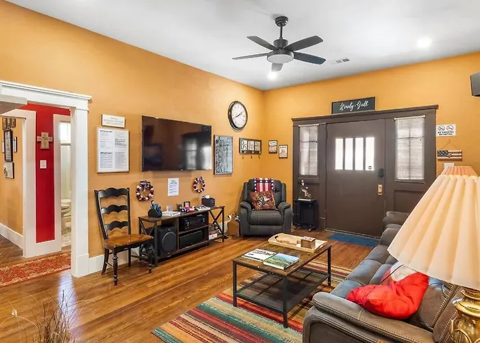 Stockyards Patriot Outpost - Sleeps 8 - Just 3/4 Miles * Fort Worth