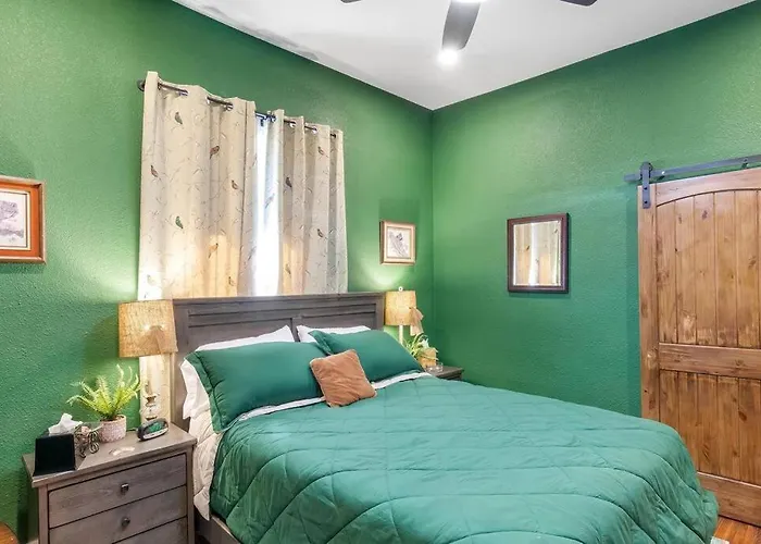 Stockyards Patriot Outpost - Sleeps 8 - Just 3/4 Miles *