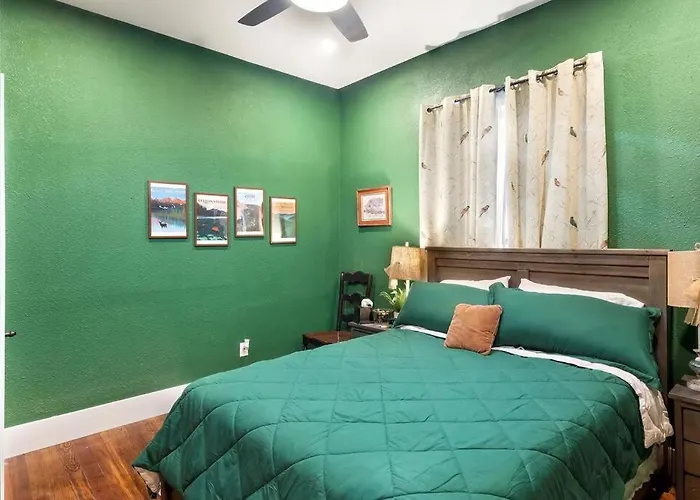 Stockyards Patriot Outpost - Sleeps 8 - Just 3/4 Miles
