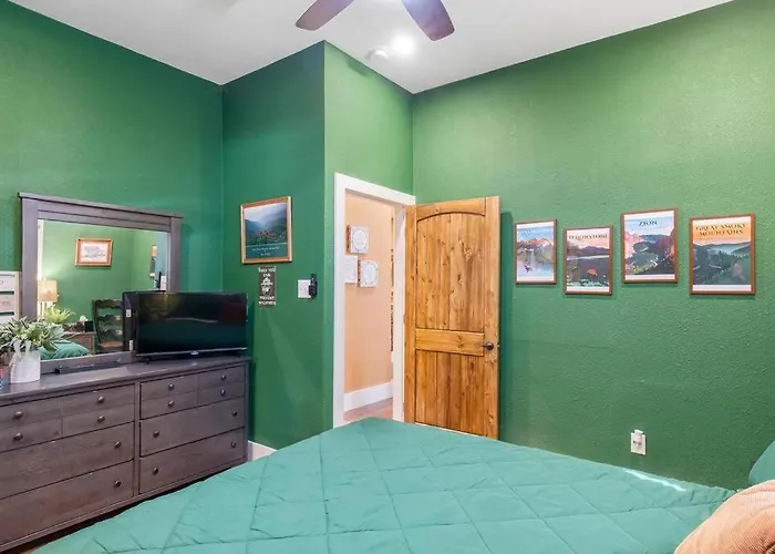 Stockyards Patriot Outpost - Sleeps 8 - Just 3/4 Miles Holiday home *