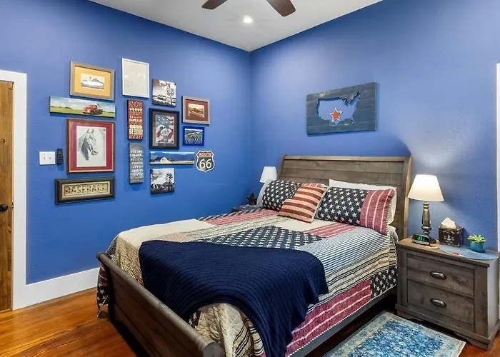 Stockyards Patriot Outpost - Sleeps 8 - Just 3/4 Miles Holiday home Fort Worth