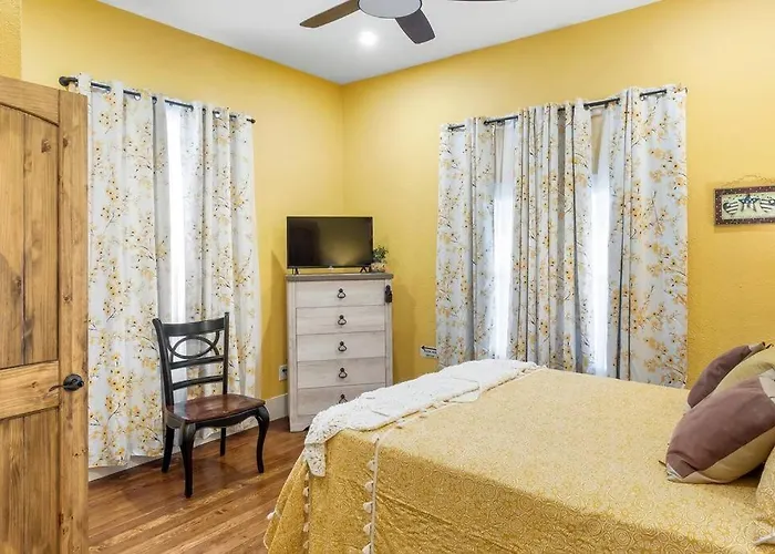 Holiday home Stockyards Patriot Outpost - Sleeps 8 - Just 3/4 Miles *