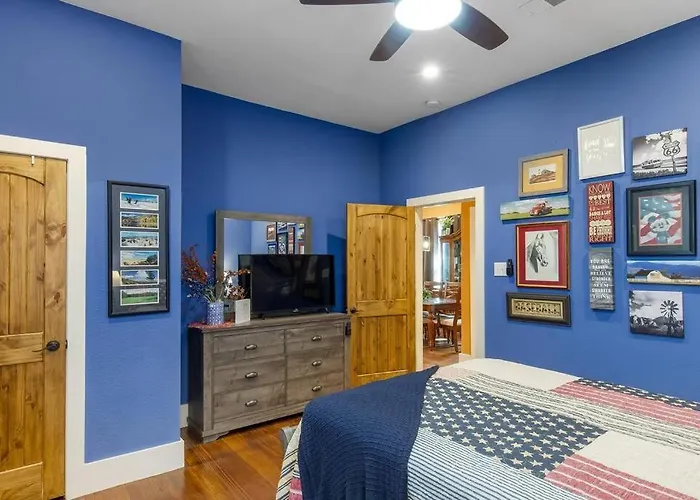 Stockyards Patriot Outpost - Sleeps 8 - Just 3/4 Miles