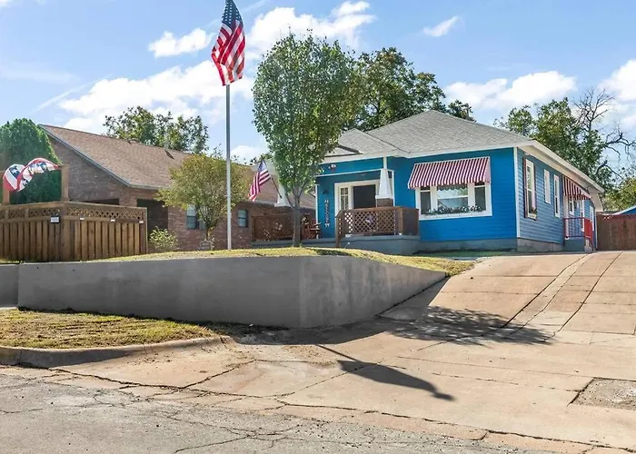 Stockyards Patriot Outpost - Sleeps 8 - Just 3/4 Miles Holiday home *