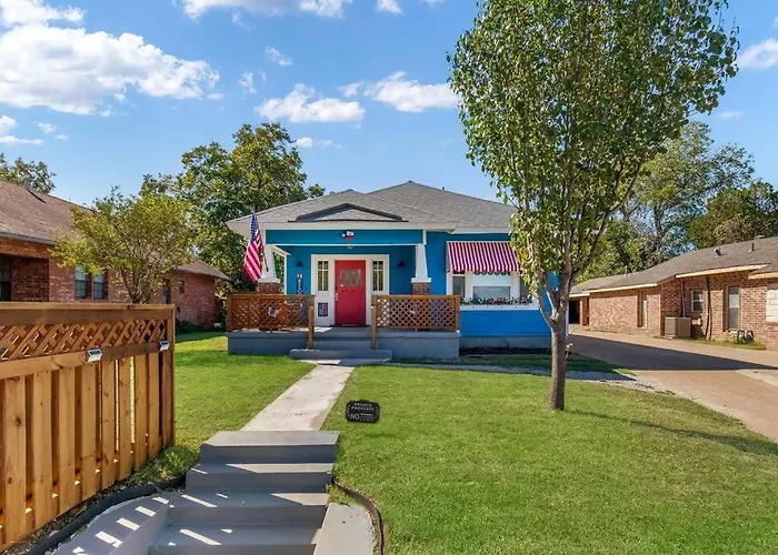 Stockyards Patriot Outpost - Sleeps 8 - Just 3/4 Miles * Fort Worth