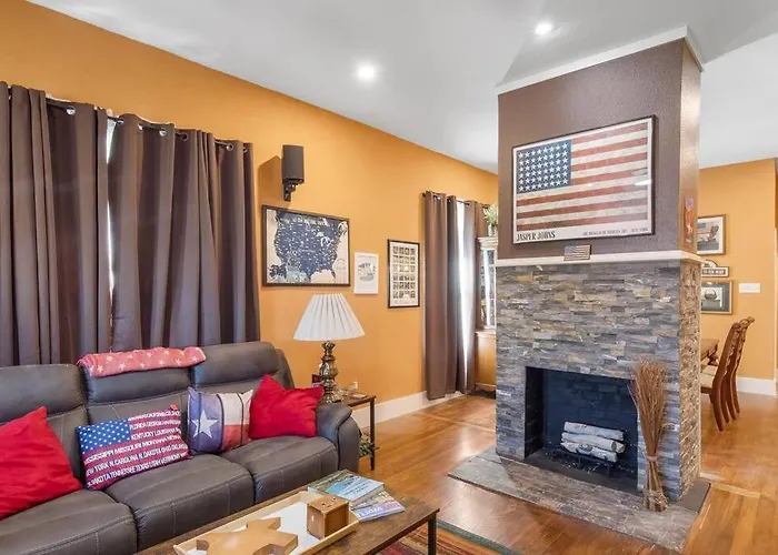 Stockyards Patriot Outpost - Sleeps 8 - Just 3/4 Miles Holiday home Fort Worth