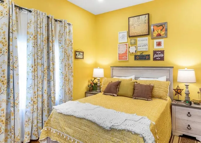Stockyards Patriot Outpost - Sleeps 8 - Just 3/4 Miles Fort Worth