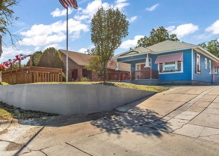 Stockyards Patriot Outpost - Sleeps 8 - Just 3/4 Miles Holiday home