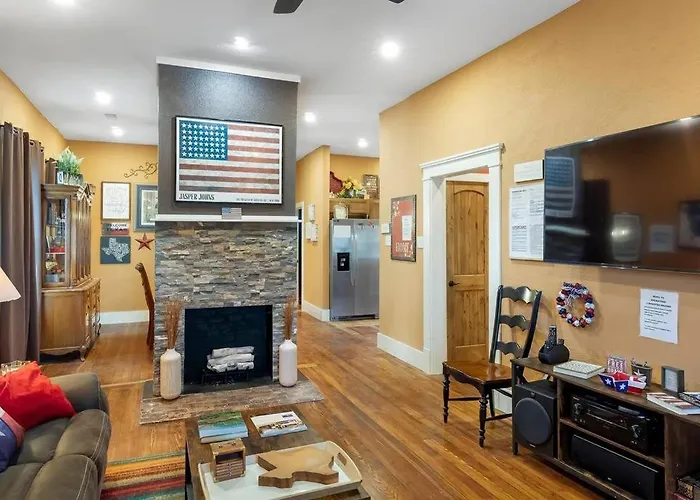 Stockyards Patriot Outpost - Sleeps 8 - Just 3/4 Miles
