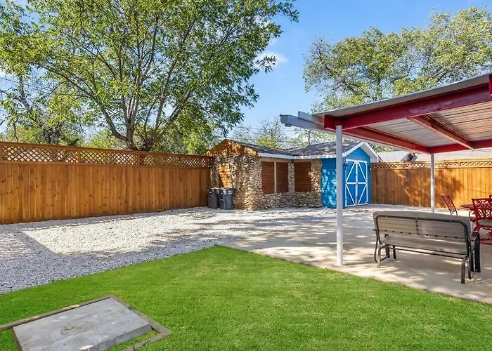 Stockyards Patriot Outpost - Sleeps 8 - Just 3/4 Miles Holiday home