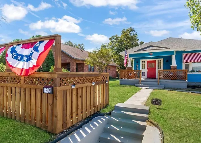 Stockyards Patriot Outpost - Sleeps 8 - Just 3/4 Miles *