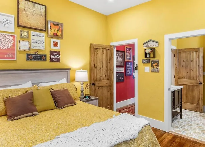 Stockyards Patriot Outpost - Sleeps 8 - Just 3/4 Miles Holiday home