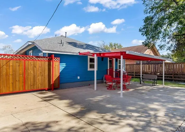 Stockyards Patriot Outpost - Sleeps 8 - Just 3/4 Miles Holiday home Fort Worth