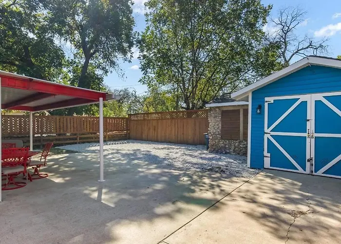 Stockyards Patriot Outpost - Sleeps 8 - Just 3/4 Miles * Fort Worth